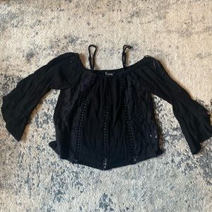 Quarter “flowy” sleeve lace design shirt (can be off the shoulder and on)